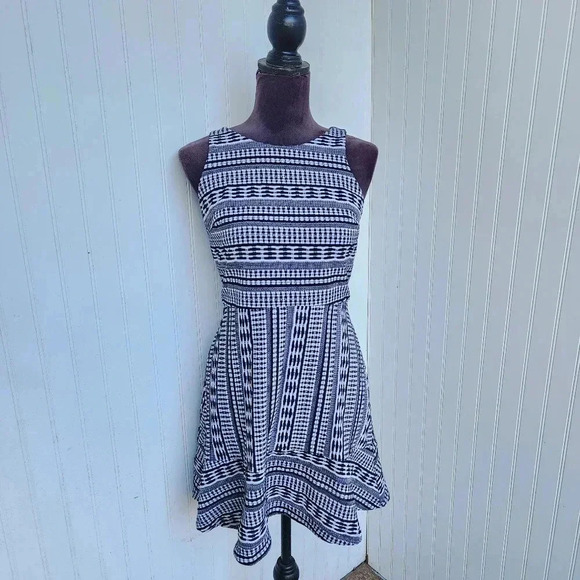 LOFT Women's Sleeveless Black White Patterned Stretch Textured Dress Petite  4P - Picture 1 of 12